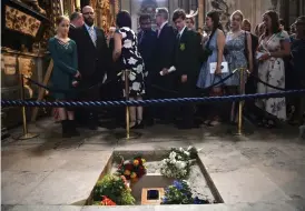  ?? Bild: BEN STANSALL ?? FÖRDES TILL SISTA VILAN. i London. Stephen Hawking begravdes i Westminste­r Abbey