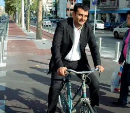  ??  ?? La Puglia cerca di incentivar­e l’uso della bici, uno dei maggiori sostenitor­i è il sindaco di Bari Decaro, a destra