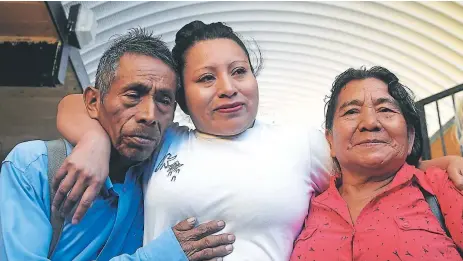  ?? afp ?? FAMILIARES. Teodora Vásquez junto con sus padres al salir de la prisión para mujeres en Ilopango.