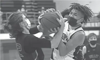  ?? MICHAEL CHOW/THE REPUBLIC ?? Valley Vista's Clayton Werner, left, ties up Brophy Prep's Braeden Speed during a game on Tuesday.