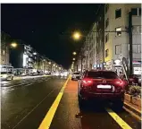  ?? RP-FOTO: JOHANNA PORTEN ?? Der neue Radstreife­n auf der Kölner Straße wird von Autofahrer­n regelmäßig zum Halten und Parken genutzt.