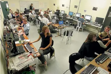  ?? CRAIG SIMCOX/STUFF ?? A makeshift newsroom for staff of The Press after the earthquake in 2011.