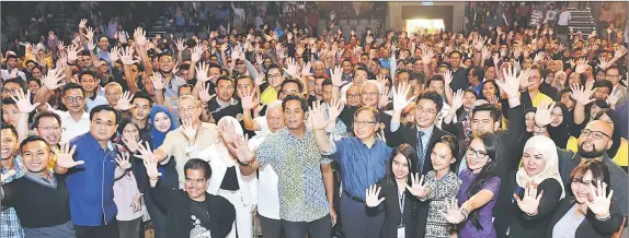  ??  ?? Khairy (centre left), Abang Johari (centre right) and others flashing five for TN50 during a photo call. — Photo by Tan Song Wei