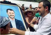  ??  ?? Matteo Salvini a Pontida il 1° luglio (nella foto grande e in alto). A fianco, a Villa Taverna, alla festa per l’indipenden­za degli Usa (Ansa, imagoecono­mica)