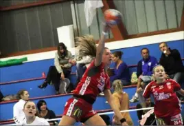  ??  ?? Audrey Bellonet et ses copines menaient encore à deux minutes de la fin du match… Mais se sont finalement inclinées à Frontignan ! (Photo G. M.)