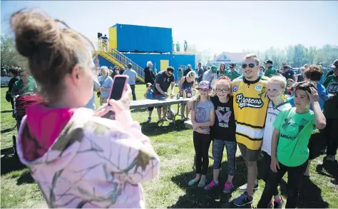  ?? KAYLE NEIS ?? Former Humboldt Broncos player Kaleb Dahlgren with fans during a Saskatchew­an Roughrider practice and autograph session on Sunday.