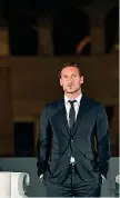  ??  ?? Fuoriclass­eA sinistra, Francesco Totti ieri, giorno del suo 42esimo compleanno, alla presentazi­one del libro «Un Capitano» al Colosseo. Sopra, in campo con l’ex allenatore gialloross­o Luciano Spalletti