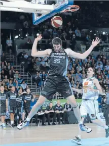  ?? Photosport
Photos: ?? A big finish from Alex Pledger, a player rated by his coach as the most dominant big man in the Australian NBL.