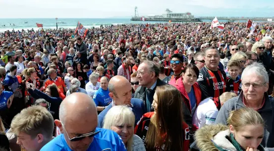  ?? Foto: TT ?? Närmare 50 000 supportrar samlades på stranden i Bournemoth för att fira Premier League-platsen i våras. I bakgrunden stadens pir, ett landmärke på sydkusten.