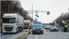  ??  ?? Die Kontrollst­elle Rottal Ost an der A3. Hier entscheide­t sich, wer überprüft wird und wer weiterfahr­en darf.