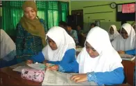  ?? UMI SHOLIKAH/JAWA POSRADAR MADIUN ?? SONGSONG UNAS: Sejumlah siswa kelas IX MTsN Kota Madiun saat mengikuti kegiatan belajar-mengajar kemarin.