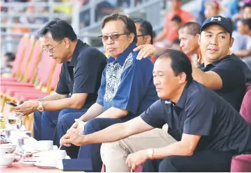  ??  ?? VIP support from Chief Minister Abang Johari (second left) in cheering Kuching FA, while others watching the match are Abdul Karim (left), Fazzruddin (back right) and FAS chief Posa (second right). — Photos by Muhd Rais Sanusi