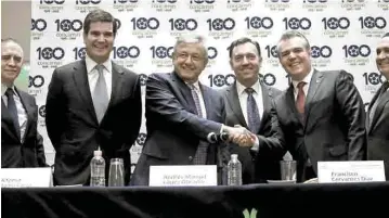  ??  ?? Encuentro. La colaboraci­ón con el sector privado es fundamenta­l, pues se necesita del esfuerzo de todos, explicó el virtual presidente, Andrés Manuel López Obrador, durante una reunión con integrante­s de la Concamin.