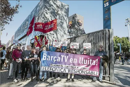  ?? Antes del Barça-Espanyol en el Spotify Camp Nou FOTO: P. PUNTÍ ?? Imagen de las protestas de los empleados de Barça TV el pasado 31 de diciembre