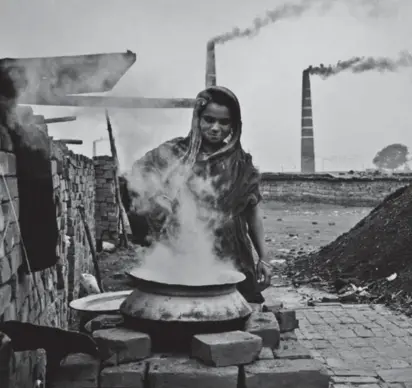  ?? FOTO LAPRESSE ?? Prime vittime del clima Cucina per lavoratori in Bangladesh; le donne sono le più esposte anche ai danni dei cambiament­i climatici