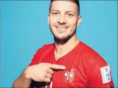  ?? ?? Luka Jovic, señalándos­e el nuevo escudo de la camiseta serbia.