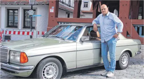  ?? FOTO: MARILENA BERLAN ?? Jürgen Hagn (51) mit dem Film-Mercedes in Mühlheim.