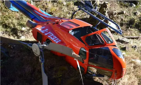  ?? RESCUE MEDIA ?? Quel che resta dell’Ecureuil B3e della Heli-Tv di Lodrino, una macchina praticamen­te nuova