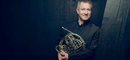  ??  ?? Musicista Stefan Dohr, tedesco, vanta una intensa carriera di primo corno dal 1993 nei Berliner Philarmoni­ker È atteso per il Concerto n. 2 in mi bemolle maggiore per corno e orchestra di Strauss oggi a Bolzano