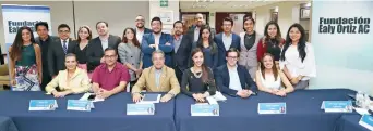  ??  ?? Jóvenes ganadores del Concurso Nacional de Oratoria de EL UNIVERSAL, acompañado­s del director de la Fundación Ealy Ortiz A. C., Enrique Bustamante Martínez (al frente, tercero de izq. a der.), analizaron el segundo debate.