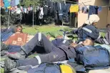  ?? Picture: RIAAN MARAIS ?? BREAK TIME: Working on Fire crews take a welldeserv­ed rest