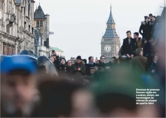  ??  ?? Dezenas de pessoas fizeram vigília em Londres, ontem, em homenagem às vítimas do ataque de quarta-feira