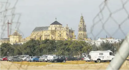  ?? A.J. GONZÁLEZ ?? Imagen de la parcela en Miraflores, con la Mezquita-catedral de fondo.