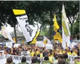  ?? BAGUS PP/JAWA POS ?? MENUNTUT: Ratusan Ultras Gresik berdemo di depan kantor DPRD Kabupaten Gresik kemarin.