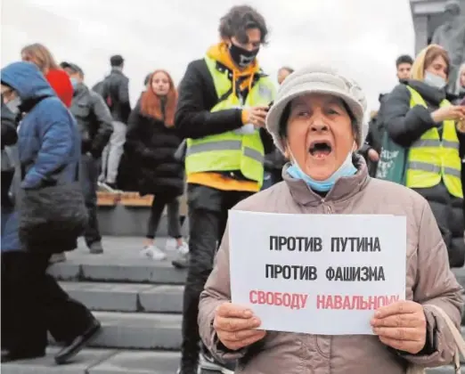  ??  ?? Una mujer protesta con un cartel contra el presidente ruso y a favor de la liberación de Alexéi Navalni