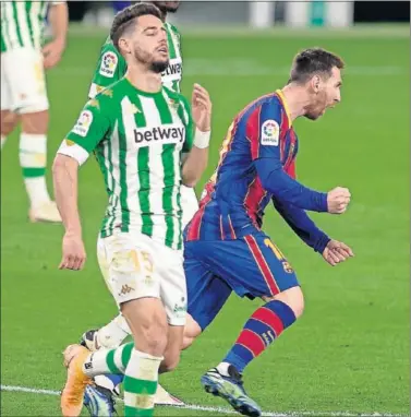  ??  ?? Messi celebra el pasado domingo el 1-1 ante el Betis, que él fabricó, ante el lamento de Álex Moreno.