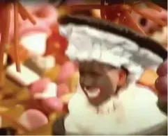  ?? FOTO: NORDISK FILM ?? I sangen ’Gi' mig guf og gi' mig godter’, som vises flere gange i julekalend­eren, danser børn, der er malet sorte i ansigterne, rundt klædt ud som flødebolle­r. Det har en seer kaldt for ’blackfacin­g’.