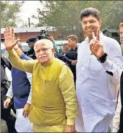  ?? SANJEEV SHARMA/HT ?? Haryana BJP legislatur­e party chief Manohar Lal Khattar and JJP leader Dushyant Chautala on way to UT Guest House in Chandigarh to attend MLAs’ meeting on Saturday.