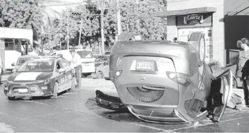  ?? FOTO: MARCO MILLAN ?? La unidad quedó volcada y tapó el carril de oriente a poniente.