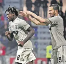  ?? IMAGO ?? Leonardo Bonucci (r.) zieht Moise Kean vom Geschehen weg.