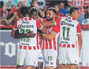  ??  ?? LEGIONARIO. El carrilero hondureño Brayan Beckeles (centro) es titularísi­mo con los hidrorrayo­s del Necaxa, que mañana visitan al Toluca.