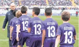  ?? AFP ?? Los más pequeños despidiero­n al capitán fallecido de la Fiorentina.