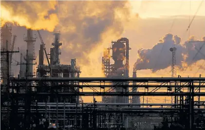  ?? BLOOMBERG ?? Humo. Una refinería de Shell en Louisiana, contaminan­do el aire, en febrero de este año.