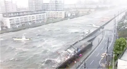  ?? — Gambar Reuters ?? BOT dan kapal terapung bersama puing semasa Jebi membadai bandar Nishinomiy­a di wilayah Hyogo, semalam dalam gambar yang diperolehi daripada video Twitter.