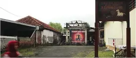  ??  ?? SEPI: Tempat yang biasa digunakan jamaah Sawunggali­ng melakukan pengajian. Karena video salawat mereka viral di medsos, warga menuntut hal tersebut tak diulangi lagi.