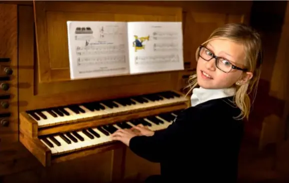  ?? FOTO WIM HENDRIX ?? Bauke (9) aan het orgel. “Ik oefen thuis op een keyboard om steeds beter te worden.”