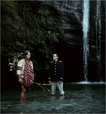  ??  ?? 莫纳鲁道（左）代表了上一辈赛德克族­人对自己身份的坚定；花冈一郎（右）代表的则是生活在殖民­时期，对身份认同动摇的一代­人。