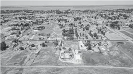  ?? CRAIG KOHLRUSS ckohlruss@fresnobee.com ?? The Bonadelle Ranchos area of Madera County is home to sprawling ranch-style homes on large lots but was once a military target range.