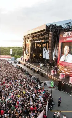  ?? Foto: Imago ?? Der Moment, in dem Konzertver­anstalter Marek Lieberberg (rechts auf dem Monitor) die 87000 Besucher bittet, das Gelände von „Rock am Ring“zu verlassen.
