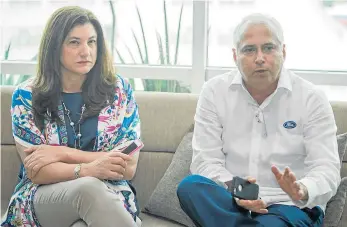  ??  ?? EL NUEVO PRESIDENTE DE LA JUNTA DIRECTIVA de la regional de Fenalco, Sergio Palacios, es gerente del concesiona­rio Automarcol. En la foto, lo acompaña Luz Helena del Castillo, presidente de Ford Colombia.