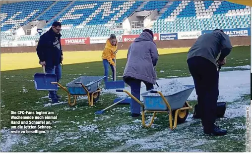  ??  ?? Die CFC-Fans legten am Wochenende noch einmal Hand und Schaufel an, um die letzten Schneerest­e zu beseitigen.