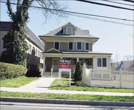  ?? Tyler Sizemore / Hearst Connecticu­t Media ?? The Chabad Lubavitch property located at 75 Mason St. in Greenwich has been put up for sale Monday. Chabad is selling its two adjoining properties on Mason Street and Lincoln Avenue for $3.6 million and $2.5 million as it relocates to the former site of Carmel Academy on Lake Avenue.