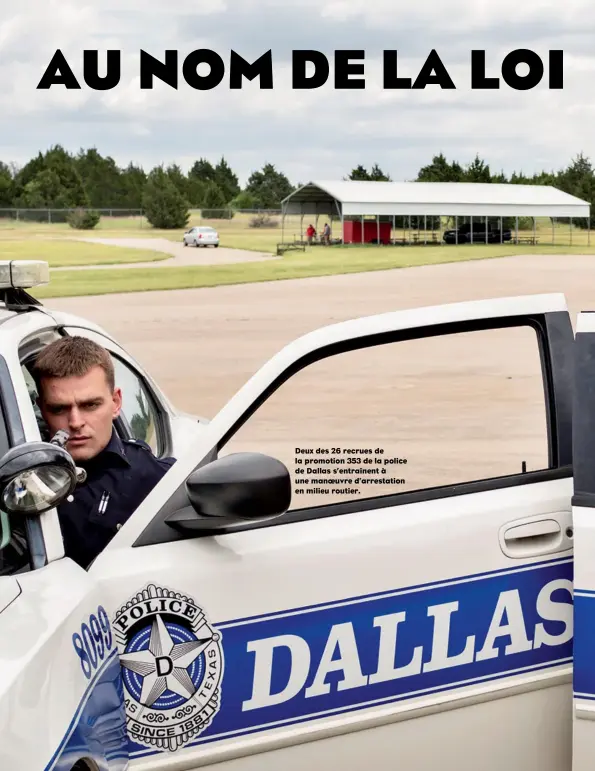  ??  ?? Deux des 26 recrues de la promotion 353 de la police de Dallas s’entraînent à une manoeuvre d’arrestatio­n en milieu routier.