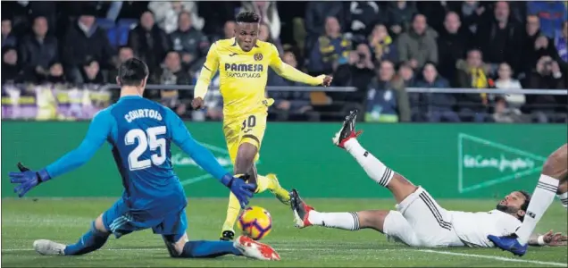  ??  ?? DESPISTE EN EL MINUTO 2. Marcelo arrancó en el Estadio de la Cerámica permitiend­o una internada de Chukwueze que obligó a Courtois a hacer un paradón para evitar el 1-0.