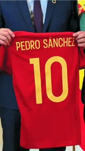  ?? CIPRIANO PASTRANO ?? Pedro Sánchez, con una camiseta de la selección española de fútbol con el 10 a la espalda