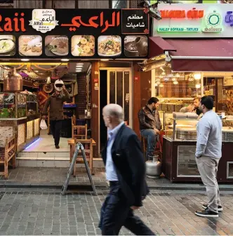  ??  ?? Installé Abou Wissam Al-Raii, autrefois antiquaire à Damas, a ouvert deux restaurant­s dans le quartier de Fatih. « Pas question de repartir », dit-il.